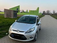 Gebraucht Ford Fiesta Ambiente 82 PS (60 kW) 2010 Silber Kleinwagen