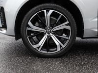 Gebraucht Volvo XC60 Plus 197 PS (144 kW) 2023 Silver dawn / metallic SUV