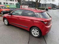 Gebraucht Hyundai i20 Passion 84 PS (61 kW) 2016 Red passion / mic Kleinwagen