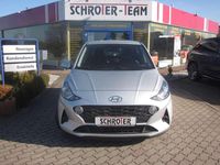 Gebraucht Hyundai i10 Select 67 PS (49 kW) 2021 Sleek silver Kleinwagen