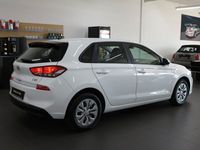 Gebraucht Hyundai i30 Pure 99 PS (72 kW) 2018 Polar white / sol Limousine