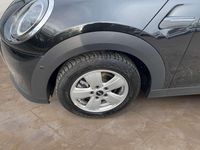 Gebraucht Mini Cooper Essential 136 PS (100 kW) 2024 Midnight black metallic Kleinwagen