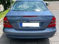 Gebraucht Mercedes E500 Elegance 306 PS (225 kW) 2004 Blau Limousine