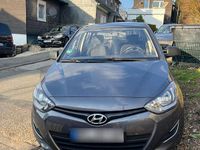 Gebraucht Hyundai i20 86 PS (63 kW) 2015 Silber Limousine