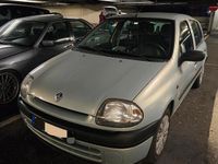 Gebraucht Renault Clio II 58 PS (42 kW) 2001 Silber Kleinwagen