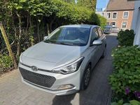 Gebraucht Hyundai i20 Classic 75 PS (55 kW) 2017 Silber Limousine