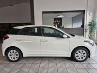 Gebraucht Hyundai i20 Classic 75 PS (55 kW) 2016 Weiß Limousine