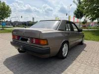Używany Mercedes 190 75 KM (55 kW) 1989 Andere farben Sedan/Limuzyna
