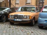Gebraucht Mercedes 240 1977 Orange Limousine