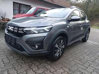 Neu Dacia Sandero Expression 110 PS (80 kW) 2026 Dolomitgrau, beige und andere Limousine