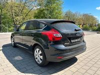 Usado Ford Focus Titanium 101 CV (74 kW) 2012 Negro Berlina
