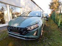 Neu Hyundai i20 Select 101 PS (74 kW) 2025 Mangrove green Limousine
