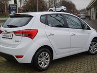 Gebraucht Hyundai ix20 90 PS (66 kW) 2017 Weiß Kleinwagen