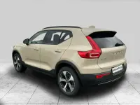 Neu Volvo XC40 Plus 197 PS (144 kW) 2026 Sand dune / metallic SUV