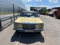 Gebraucht Mercedes 200 95 PS (69 kW) 1974 Gelb Limousine