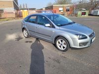 Gebraucht Ford Focus Trend 101 PS (74 kW) 2005 Grau Limousine