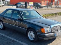 Gebraucht Mercedes E230 132 PS (97 kW) 1992 Schwarz Limousine