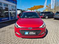 Gebraucht Hyundai i20 Passion 75 PS (55 kW) 2017 Rot Limousine