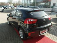 Gebraucht Kia Rio Attract 84 PS (61 kW) 2015 Schwarz metallic Kleinwagen