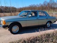 Gebraucht Mercedes E230 136 PS (100 kW) 1982 Grün Limousine