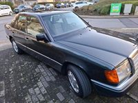 Gebraucht Mercedes E230 136 PS (100 kW) 1992 Schwarz Limousine
