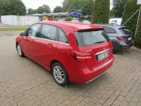 Gebraucht Mercedes B180 Urban 122 PS (89 kW) 2016 Jupiterrot uni Kleinwagen