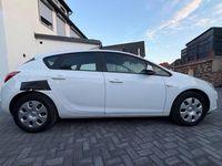 Używany Opel Astra Edition 120 KM (88 kW) 2012 Biały Sedan/Limuzyna