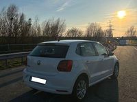 Gebraucht VW Polo Trendline 60 PS (44 kW) 2015 Weiß Limousine