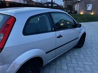 Gebraucht Ford Fiesta Ghia 101 PS (74 kW) 2005 Silber Kleinwagen
