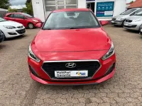 Gebraucht Hyundai i30 Pure 99 PS (72 kW) 2020 Rot Limousine