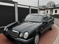 Gebraucht Mercedes E280 Elegance 204 PS (150 kW) 1997 Schwarz Limousine