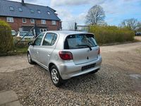 Gebraucht Toyota Yaris 85 PS (62 kW) 2002 Silber Kleinwagen