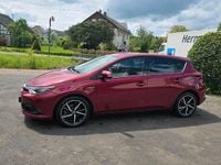 Gebraucht Toyota Auris Hybrid 136 PS (100 kW) 2017 Rot Limousine