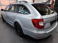 Gebraucht Skoda Superb Active 125 PS (91 kW) 2013 Silber Kombi