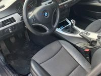 Gebraucht BMW 318 143 PS (105 kW) 2011 Grau Kombi