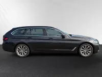 Gebraucht BMW 520 190 PS (139 kW) 2022 Sophistograu brillanteffekt metallic Kombi