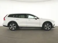 Gebraucht Volvo V60 CC Pro 250 PS (183 kW) 2022 Crystal white Kombi
