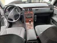 Gebraucht Mercedes E220 Elegance 143 PS (105 kW) 2001 Silber Kombi