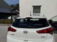 Gebraucht Hyundai i20 Style 101 PS (74 kW) 2015 Weiß Kleinwagen