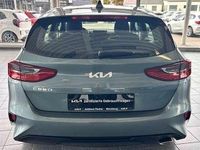 Neu Kia Ceed 140 PS (102 kW) 2025 Yucca steel gray Kleinwagen