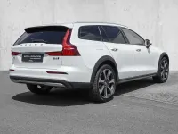 Gebraucht Volvo V60 CC Plus 197 PS (144 kW) 2023 Crystal white pearl / metallic Kombi