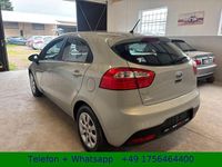 Gebraucht Kia Rio Attract 75 PS (55 kW) 2013 Beige Limousine
