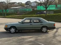 Second-hand Mercedes E200 118 CP (86 kW) 1989 Verde Berlinǎ