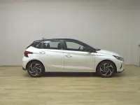 Gebraucht Hyundai i20 Comfort 101 PS (74 kW) 2021 Polar white/ black / sol Kleinwagen