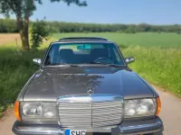 Używany Mercedes E230 136 KM (100 kW) 1983 Szary Sedan/Limuzyna