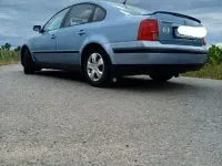 Używany VW Passat Basis 101 KM (74 kW) 1998 Niebieski Sedan/Limuzyna
