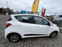 Gebraucht Hyundai i10 84 PS (61 kW) 2015 Weiß Kleinwagen