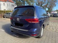 Gebraucht VW Touran Comfortline 150 PS (110 kW) 2016 Blau Van / Kleinbus