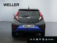Neu Toyota Aygo 72 PS (52 kW) 2026 Juniper blue (8y8) / black mica (209) (blau) Kleinwagen