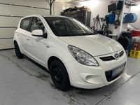 Gebraucht Hyundai i20 77 PS (56 kW) 2012 Weiß Kleinwagen